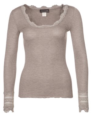 Haut à manches longues côtelé en taupe clair avec un col festonné et des accents en dentelle texturée sur les poignets, présentant une coupe slim et un matériau doux.
