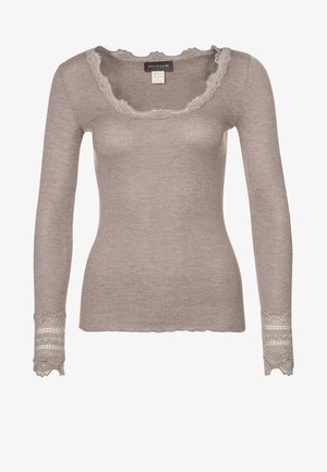 Haut à manches longues côtelé en taupe clair avec un col festonné et des accents en dentelle texturée sur les poignets, présentant une coupe slim et un matériau doux.