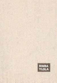 Tejido beige con una sensación suave y texturada, que presenta un sutil brillo y una etiqueta de tela oscura con texto blanco que dice "BIMBA Y LOLO."