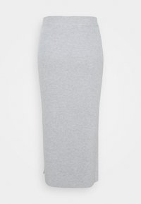 Šedá, ribbovaná pletená midi sukně s přiléhavou siluetou a bočním rozparkem, s měkkou texturou a elastickým pasem.