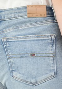 Tommy Jeans NORA - Kitsa lõikega teksad - denim light