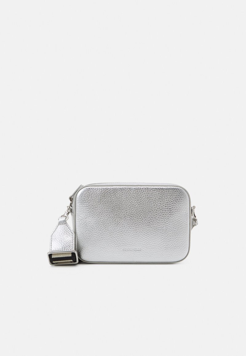 Borsa crossbody in pelle argentata con una texture a granuli, forma rettangolare, chiusura con zip e tracolla removibile con un accento metallico.