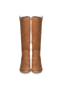 Botas de ante marrones hasta la rodilla con una textura suave, cierres de cremallera lateral y punta redondeada. Detalles de costura sutil en los laterales.