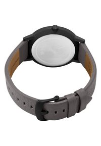 Uhr mit grauem Lederarmband, strukturierten Oberflächen und Gehäuse aus schwarzem Edelstahl. Rückseite aus silbernem Metall mit gravierten Details und Krone.