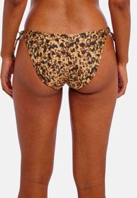 Bas de bikini à imprimé léopard en tons beiges et bruns, avec liens sur les côtés et une coupe basse. Tissu doux avec une finition texturée.