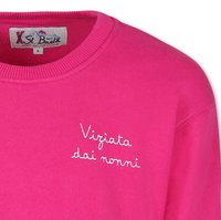 Fuchsia sweater med ribbet halsudskæring og broderet tekst "Vizziata dai nonni." Blød tekstur, afslappet design og lange ærmer.