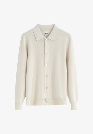 Cardigan beige clair en maille avec col pointu, fermeture à boutons sur le devant, poignets et ourlet côtelés. Texture douce et design minimaliste.