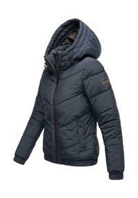 Veste matelassée bleu marine avec une grande capuche, fermeture éclair, détails en motif chevron, poignets élastiques et poches latérales. Texture douce et matelassée.