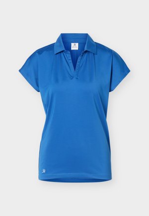 Modré polo tričko s krátkym rukávom, otvoreným golierom a malým bielym logom pri leme, zobrazené na jednofarebnom svetlosivom pozadí.