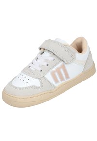 Zapatilla blanca con parte superior de ante gris, detalles en beige, puntera perforada para transpirabilidad y una correa de velcro sobre los cordones tradicionales.