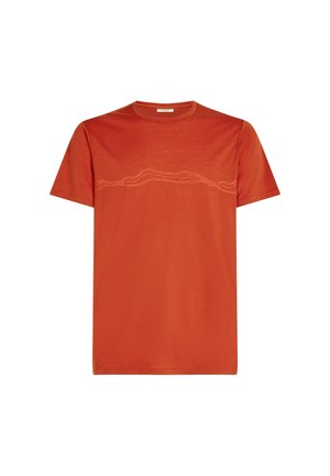 Orange kortärmad T-shirt gjord av mjukt tyg, med ett subtilt vågigt linjemönster över bröstområdet. Rund halsringning, avslappnad passform.