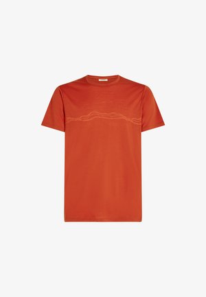 Orange kortärmad T-shirt gjord av mjukt tyg, med ett subtilt vågigt linjemönster över bröstområdet. Rund halsringning, avslappnad passform.