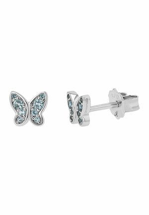 Pendientes de botón en forma de mariposa plateada con pequeñas gemas azul claro incrustadas en las alas, con cierre de presión.