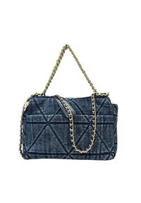 Borsa in denim con design trapuntato, colore blu scuro, con tracolla a catena dorata attorcigliata e una texture liscia.