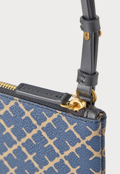 Τσάντα ώμου με μπλε και μπεζ σχέδιο και υφή, που διαθέτει μαύρο λουρί και χρυσά μεταλλικά στοιχεία σε φερμουάρ και συνδέσμους.