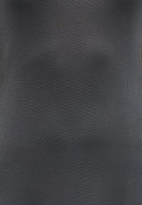 Μαύρο υφασμάτινο υλικό με λεπτές ραβδώσεις. Το υλικό φαίνεται ελαστικό με ομαλή επιφάνεια, σχεδιασμένο για εφαρμοστή εφαρμογή.