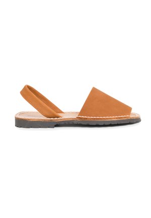 Brązowe zamszowe sandały na obcasie typu slingback z trójkątnym fasonem palców, teksturowanym wykończeniem i beżową podeszwą z ząbkowanym brzegiem.