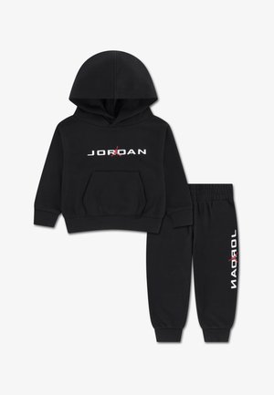Completo in cotone nero composto da felpa con cappuccio e pantaloni jogger, con tasca a marsupio, scritta bianca "JORDAN" e logo con accento rosso. Vita elasticizzata sui pantaloni.