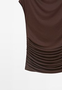 Haut marron à manches courtes en tissu lisse, avec fronces sur les côtés pour plus de texture et une coupe décontractée.