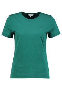 Camiseta de cuello redondo de manga corta verde con pequeño logotipo de Tommy Hilfiger en el lado izquierdo del pecho.