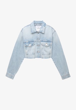 Klippt ljusblå denimjacka med långa ärmar, två bröstfickor, silverfärgade tryckknappar och en något blekt textur.