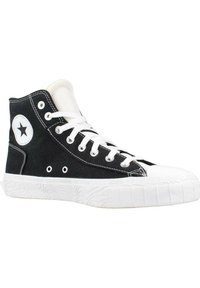 Sneaker alte nere con tomaia in tela, lacci bianchi, punta in gomma e suola bianca testurizzata con logo sul lato.