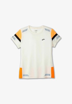 Weißes sportliches T-Shirt mit kurzen Ärmeln. Verfügt über orangefarbene, graue und schwarze Akzente, Streifen an den Ärmeln und ein Logo auf der Brust.