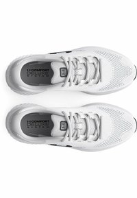 Hvide sportssko har en åndbar mesh-overdel, snørebånd og en struktureret ydersål. "Comfort Deluxe System" branding er synlig indeni.