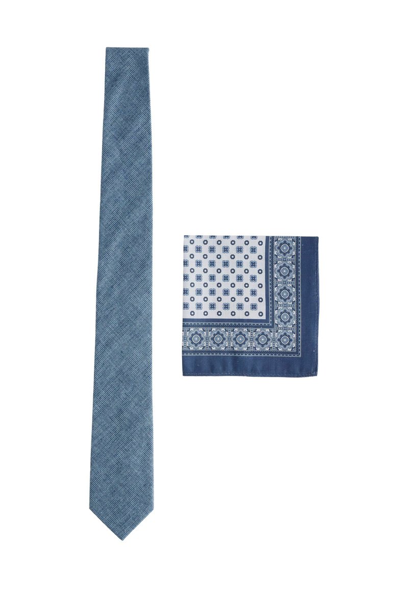 Denim kravata i uzorčana marama, oboje u nijansama plave. Kravata ima teksturiranu završnicu; marama sadrži geometrijske uzorke i rubove.
