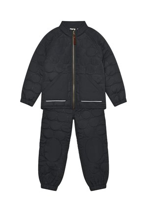 Conjunto de chaqueta y pantalones acolchados negros con patrones de costura circulares, cremallera frontal, puños elásticos y tiras reflectantes en los bolsillos de la chaqueta.