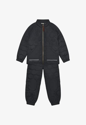 Ensemble veste matelassée noire et pantalon avec motifs de couture circulaires, fermeture éclair à l'avant, poignets élastiques et bandes réfléchissantes sur les poches de la veste.