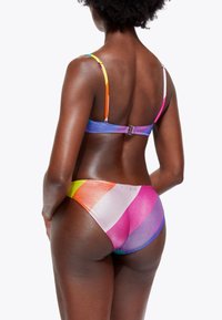 Multicolore bikini-set met een haltertop en bijpassende low-rise slipjes. De stof heeft een glanzende afwerking met levendige, gestreepte patronen.