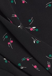 Schwarzer Stoff mit einer glatten Textur, der ein sich wiederholendes Blumenmuster aus grünen und rosa Punkten mit weißen Akzenten und geschwungenen Linien zeigt.