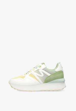 Witte en pastelgele en groene sneaker met een leren en mesh bovenwerk, ronde neus, gevoerde kraag en een getextureerde rubberen zool.
