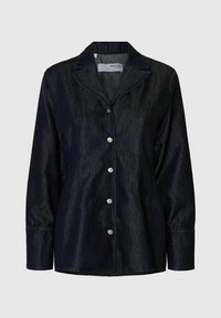 Camicia in denim di colore blu scuro con collo, chiusura frontale con bottoni e maniche lunghe. Presenta una leggera lucentezza e una vestibilità strutturata.