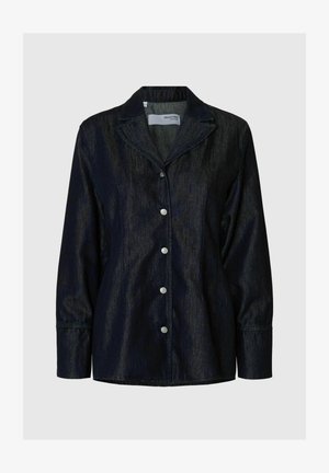 Jeansowa koszula w ciemnym niebieskim kolorze z kołnierzykiem, zapinana na guziki z przodu, z długimi rękawami. Posiada subtelny połysk i dopasowany krój.