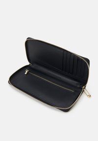 Portafoglio in pelle nera con zip dorata, dotato di multiple fessure per carte, un compartimento con zip e un design interno minimalista.