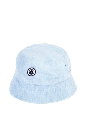 Cappello a secchiello azzurro chiaro realizzato in tessuto morbido, caratterizzato da una texture a costine e un logo ricamato sul lato. Parte superiore rotonda e strutturata.