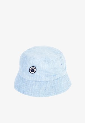 Chapeau bob bleu clair en tissu doux, présentant une texture côtelée et un logo brodé sur le côté. Haut rond et structuré.