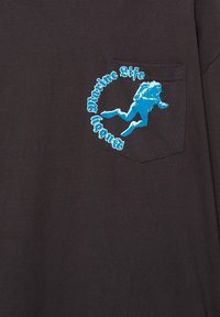 T-shirt noir avec poche présentant un graphisme bleu de plongeur sous-marin entouré du texte incurvé « Enjoy Marine Life. »