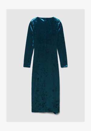 Abito in velluto verde acqua con maniche lunghe, scollatura rotonda e silhouette dritta, caratterizzato da una texture morbida e liscia e da una leggera lucentezza.