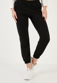 LELA Pantaloni de trening - black