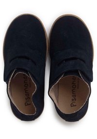 Schwarze Wildlederkinderschuhe mit zwei verstellbaren Klettverschlüssen, runder Zehenpartie und beiger Gummisohle. Das Interieur ist mit beige farbenem Material ausgekleidet.