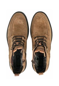 Hnědé semišové kotníkové boty s černými tkaničkami, gumovými podrážkami a koženými detaily. Mají strukturovanou vnitřní podšívku a logo.