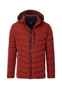 Chaqueta roja de plumón con patrón acolchado horizontal, capucha adjunta, cremallera en la parte frontal y bolsillos en el pecho, con forro interior negro.
