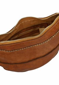 Borsa in pelle marrone con chiusura a zip, tasche interne e borchie decorative lungo la cucitura. Texture morbida e forma arrotondata.