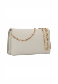 Clutch in ecopelle beige con parte superiore curvata, tracolla in catena dorata e texture liscia. Presenta una chiusura a pattina senza hardware visibile.