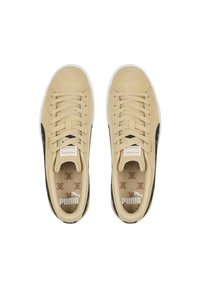 Světlé semišové tenisky s černým bočním pruhem, bílou gumovou podrážkou a béžovými tkaničkami. Logo Puma na jazyku a na vnitřní části. Měkká textura.