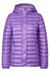 Giacca a vento viola con cuciture orizzontali, cappuccio, zip frontale e chiusure a bottone a pressione. Presenta due tasche laterali con zip.