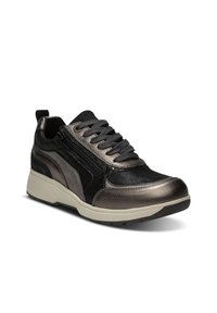 Zwarte en metallic grijze sneaker met zijrits, vetersluiting aan de voorkant, een trekklepper achter en een dikke witte zool.